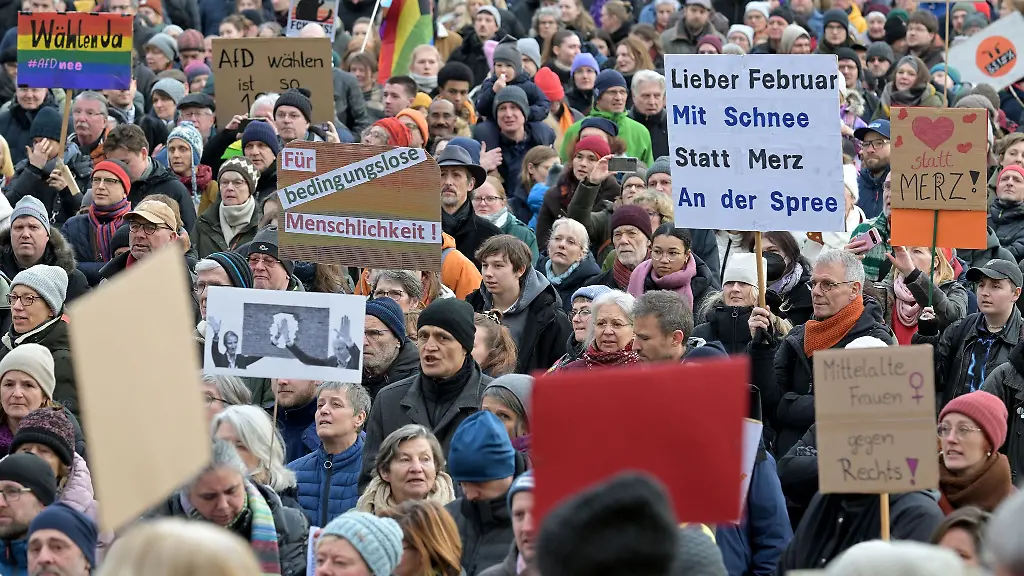 Rund-2000-Menschen-haben-vor-dem-Brandenburger-Landtag-demonstriert