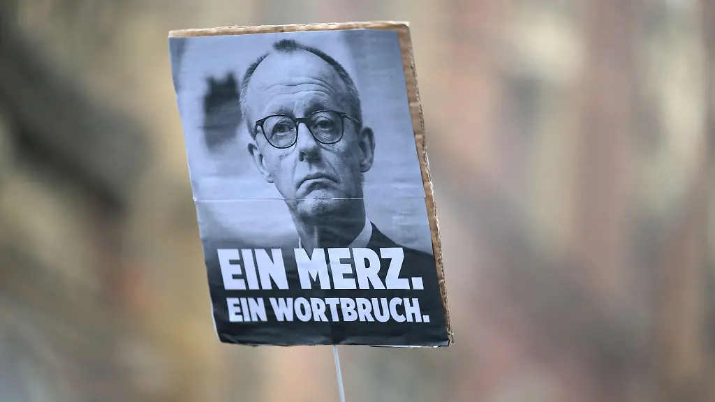 Neben-friedlichen-Protesten-gab-es-nach-der-gemeinsamen-Abstimmung-von-CDU-und-AfD-auch-Uebergriffe-auf-Parteibueros