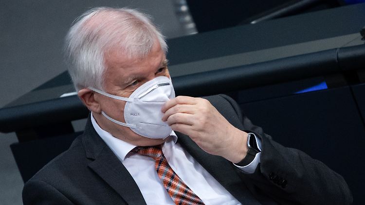 "Wir sollten aber die Maßnahmen zurücknehmen, die ganz offensichtlich keine Schutzwirkung entfalten", meint Seehofer.