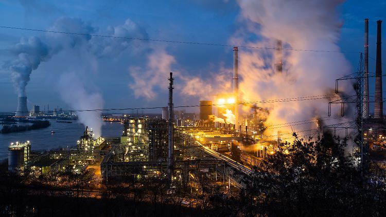 Hochöfen adé? Die Stahlproduktion wie hier am Standort in Duisburg macht der einstigen "Stahlikone Deutschlands" finanziell schwer zu schaffen.