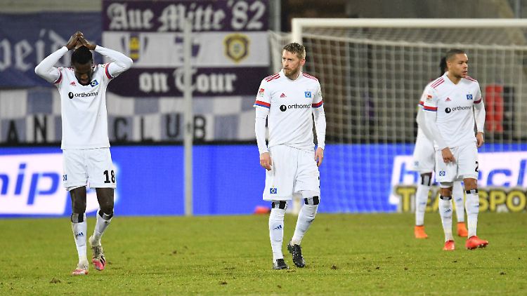 Verzweiflung: Der HSV gibt das Spiel gegen Erzgebirge Aue nach 3:1 noch aus der Hand.