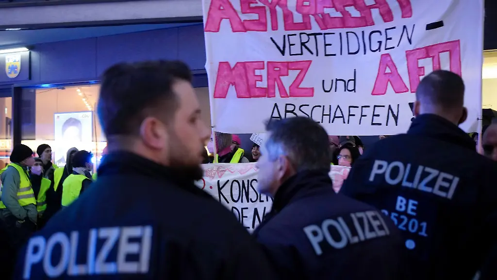 Die-Aktion-war-eine-Reaktion-auf-die-gemeinsame-Abstimmung-von-Union-und-AfD-fuer-eine-schaerfere-Migrationspolitik-wie-das-Buendnis-Widersetzen-mitgeteilt-hatte