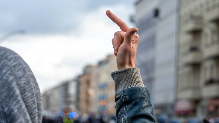 "Fuck you" gibts auch nonverbal.