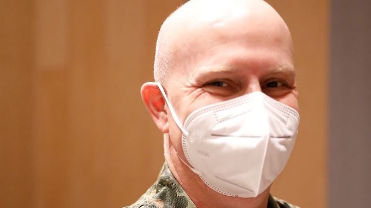 Oberstarzt Dr. Jens-Peter Evers ist Kommandeur des Kommandos Schnelle Einsatzkräfte Sanitätsdienst der Bundeswehr. Das Kommando hat eine Truppenstärke von 800 Soldatinnen und Soldaten und ist im ostfriesischen Leer stationiert.