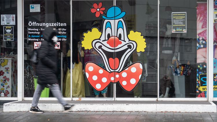 Karnevalskostüme braucht dieses Jahr kaum jemand - das kostet die Einzelhändler 280 Millionen Euro Umsatz.