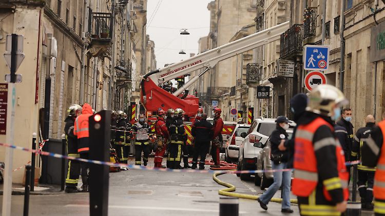 Die Feuerwehr ist mit einem Großaufgebot am Ort der Explosion im Einsatz.