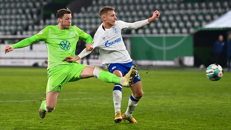 Schalkes Timo Becker (r.) im Zweikampf mit Wolfsburgs Wout Weghorst im DFB-Achtenfinale in der Volkswagen-Arena.