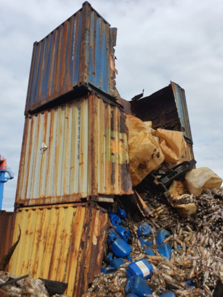 Ein paar der 52 Container von Beirut.