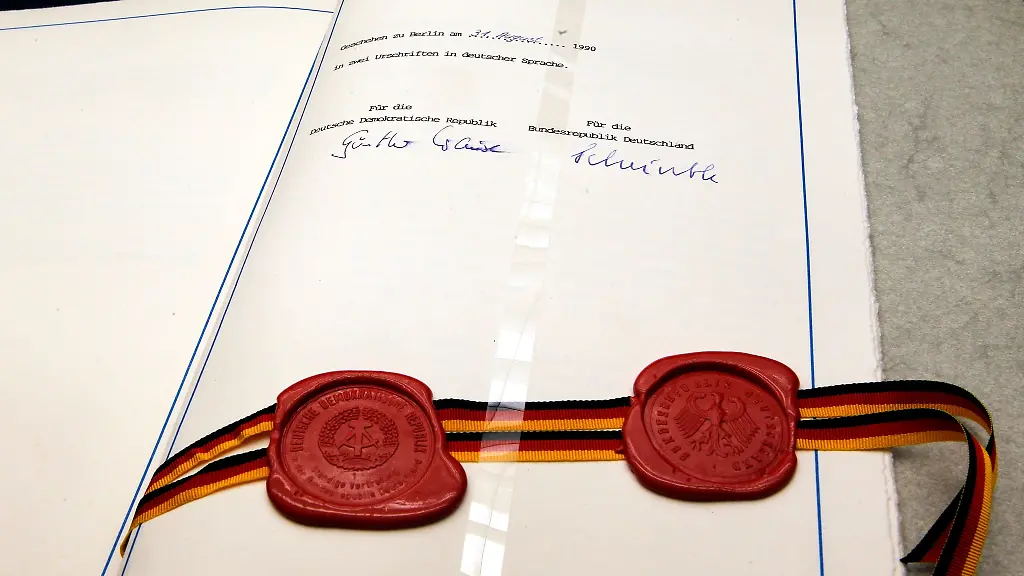 Noch-immer-stellen-Absolventen-von-DDR-Hoch-Fach-oder-Ingenieurschulen-Antraege-auf-Anerkennung-ihrer-Abschluesse-Symbolfoto
