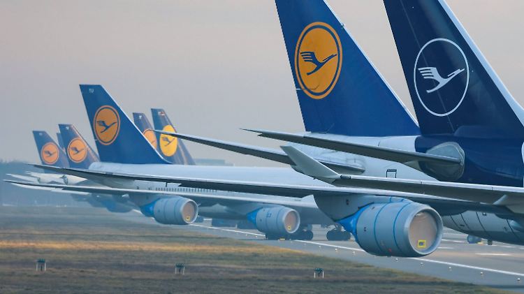 Lufthansa-Maschinen auf dem Vorfeld des Flughafen Berlin Schönefeld: Der Konzern will mit einem beispiellosen Sparprogramm durch die Coronakrise kommen.