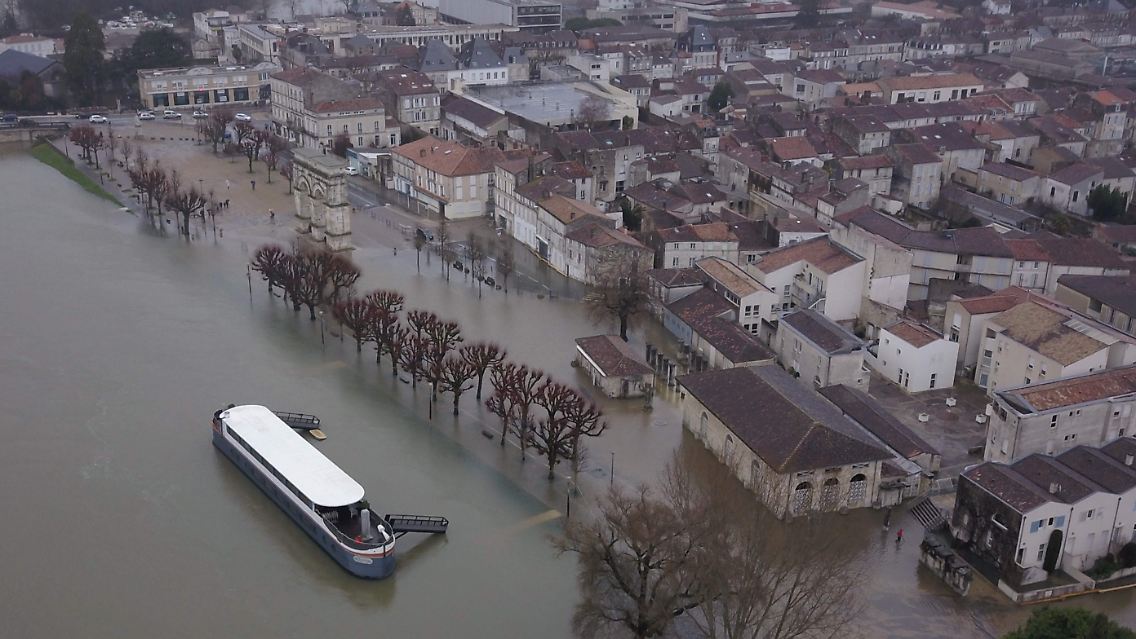 Eine Luftaufnahme zeigt die überfluteten Ufer des Flusses Charente.
