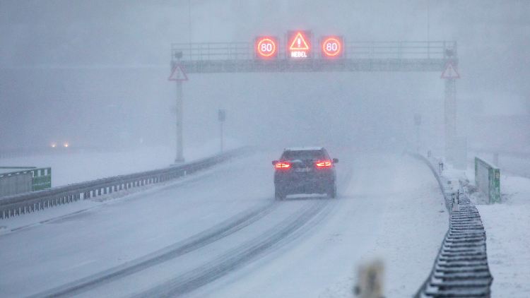 Wie hier auf der A71 in Thüringen herrschen schwierige Straßenverhältnisse.