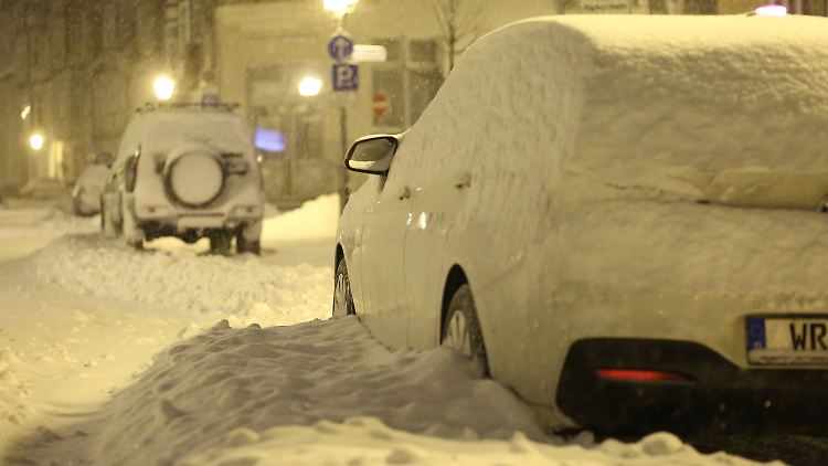Zum Autofahren reicht es nicht, die Fenster gerades o zum Durchschauen freizukratzen.