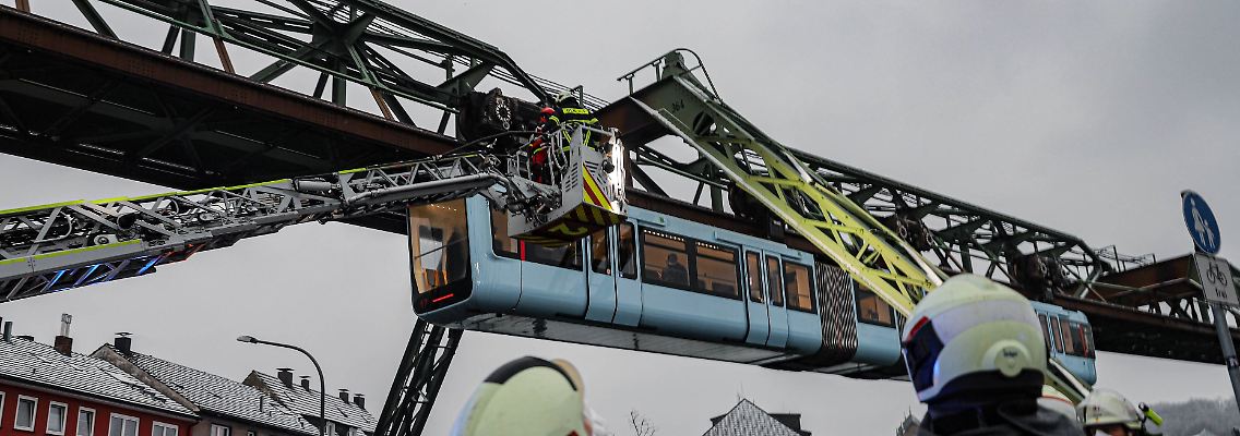 Nichts geht mehr: Die Stromschiene der Schwebebahn ist vereist.