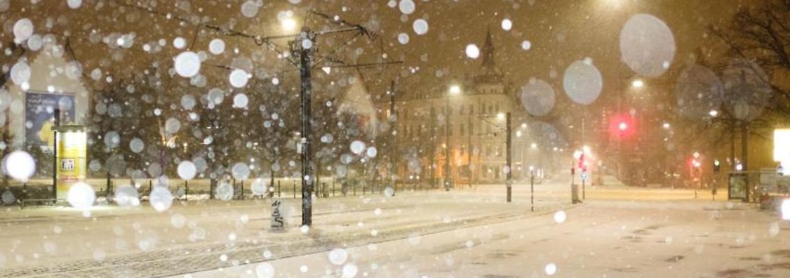 Dichtes Schneegestöber behindert auf einer Straße in der Innenstadt die Sicht. Foto: Ole Spata/dpa/Symbolbild