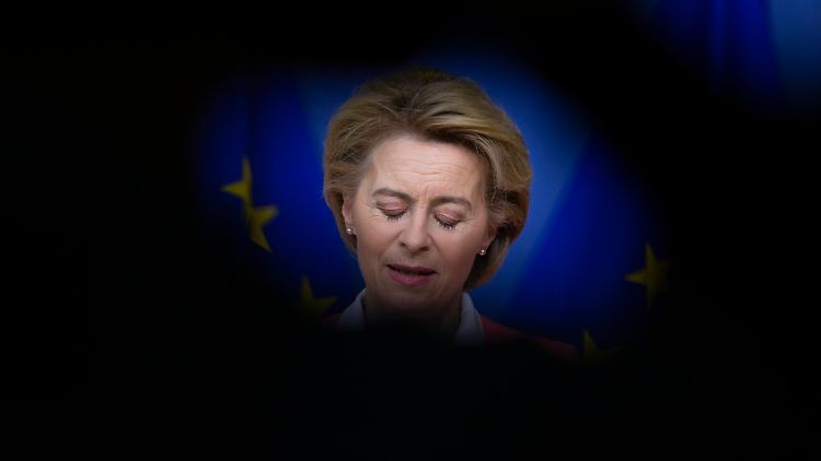 "Hätten wir schneller sein können?" Von der Leyen stellt sich diese Frage auch, gibt aber keine klare Antwort.