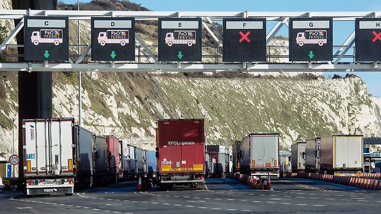 Etliche Lastwagen bleiben auf der Rückfahrt zum Kontinent leer, weil viele britische Unternehmen ihre Ausfuhren in die EU wegen der Bürokratie ausgesetzt haben.