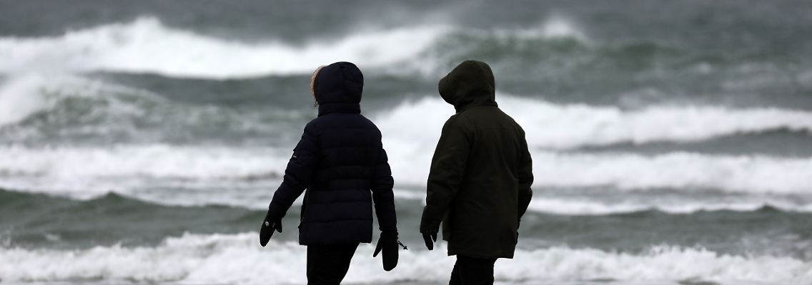 Der kräftige Wind peitscht die Ostsee auf.