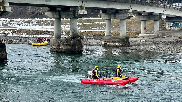 Im Fluss Etsch wurde dank des sinkenden Pegels eine Frauenleiche gefunden. 