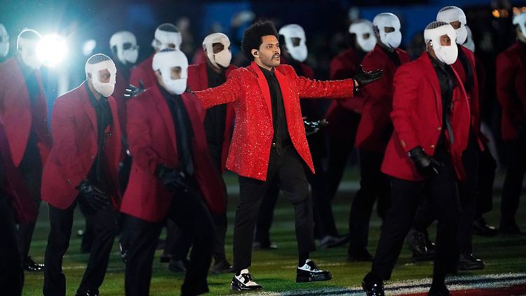 Die Masken sitzen: The Weeknd und seine Tänzer.