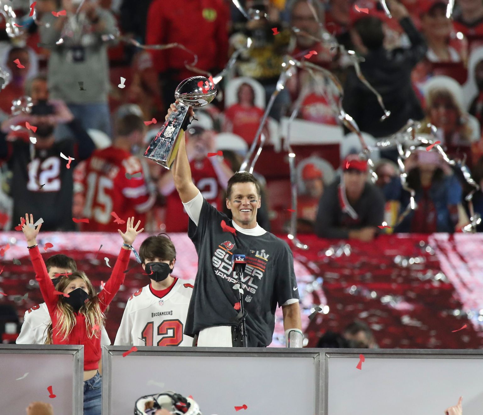 Footballstar Tom Brady hat erneut Geschichte geschrieben und die Tampa Bay Buccaneers als erstes NFL-Team zum Super-Bowl-Sieg im eigenen Stadion geführt. 