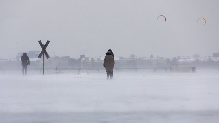 Auch auf dem Tempelhofer Feld in Berlin war die Sicht am Sonntag durch Schneeverwehungen deutlich eingeschränkt.