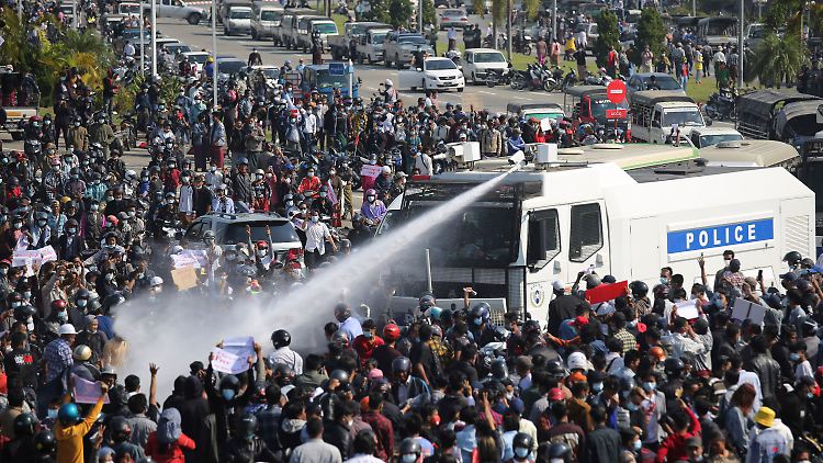 Die Polizei in Naypidaw geht mit Wasserwerfern gegen die Demonstranten vor.