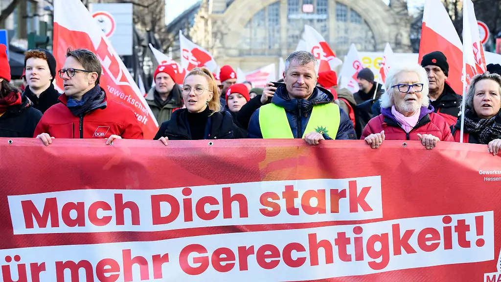 Fuer-Demokratie-und-soziale-Gerechtigkeit-und-gegen-eine-rechte-Politik-demonstrieren-rund-2-500-Menschen-in-Frankfurt-Aufgerufen-zu-dem-Protest-dazu-hatte-der-Deutsche-Gewerkschaftsbund