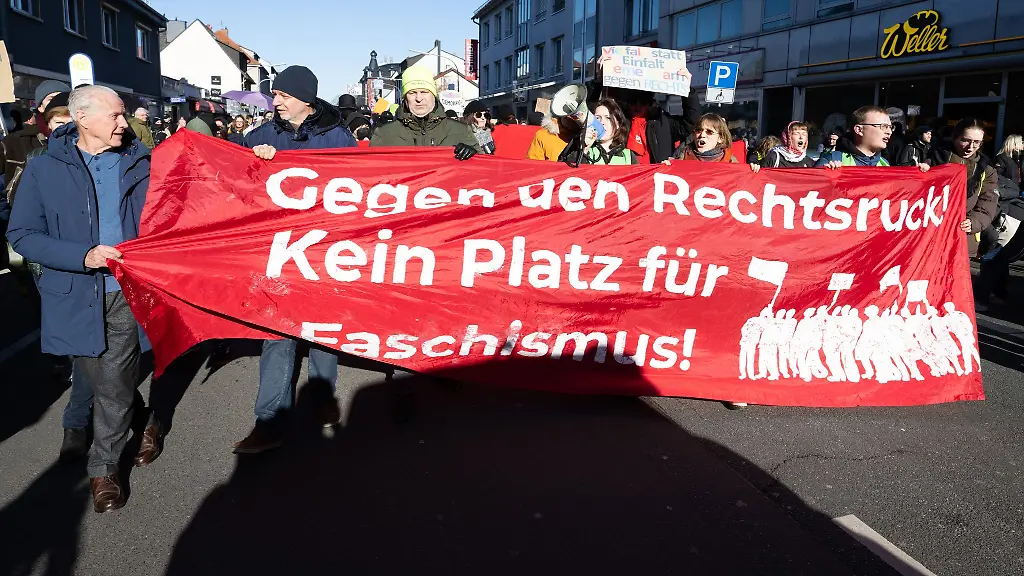 Tausende-Menschen-demonstrieren-gegen-eine-fuer-den-Nachmittag-geplante-Wahlkampfveranstaltung-der-AfD-in-Neu-Isenburg