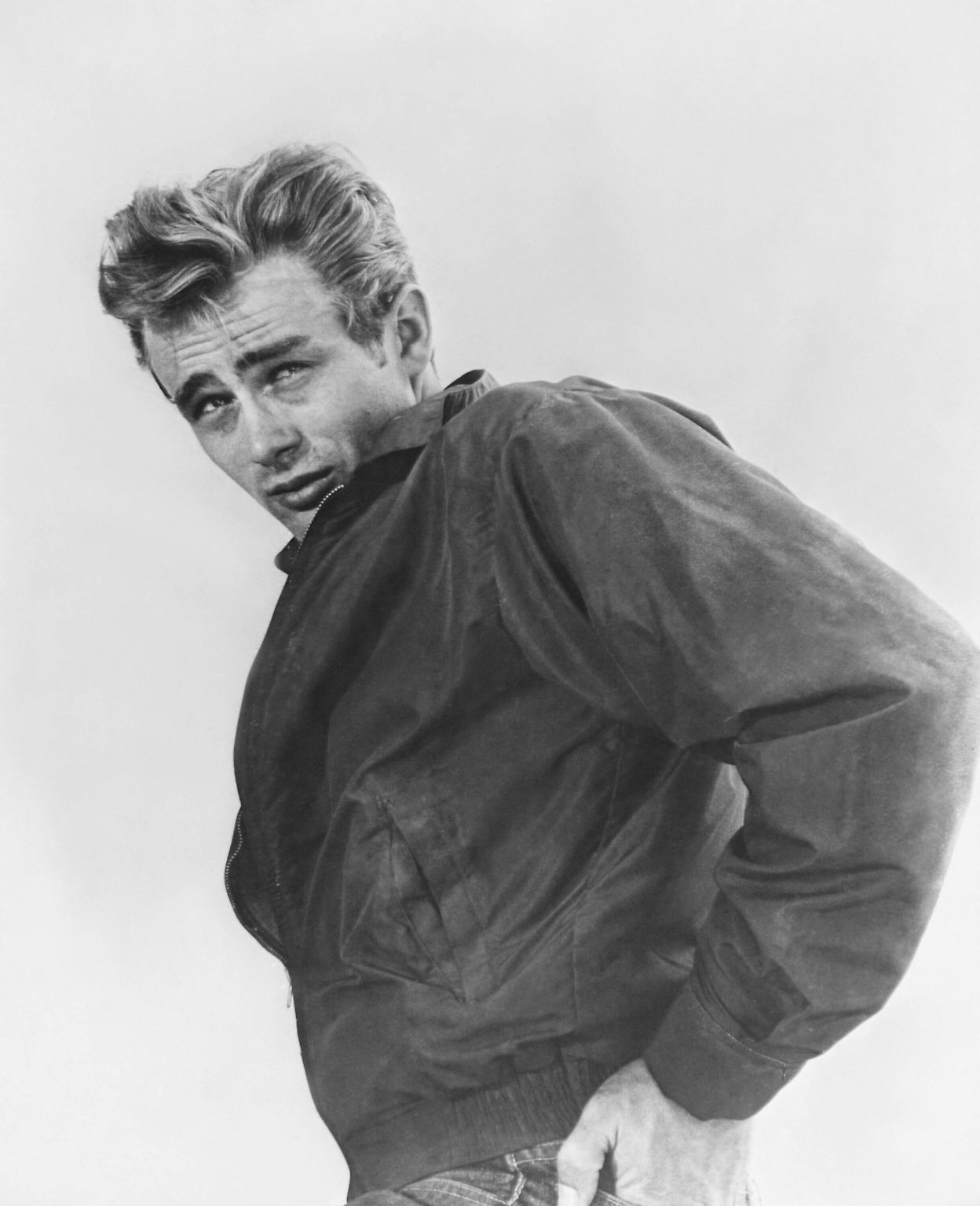 Die Augen zusammengekniffen, der nachdenkliche Blick gen Unendlichkeit gerichtet. Ob sich James Dean in solchen Momenten ...