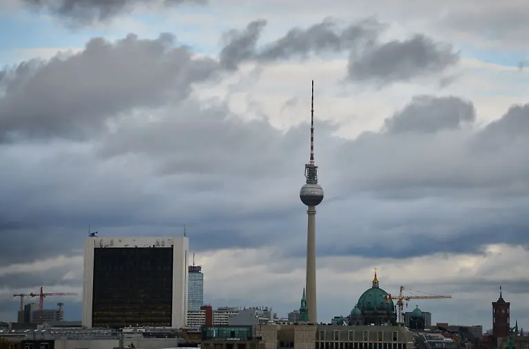 Viele-Wolken-ziehen-ueber-Berlin-und-Brandenburg-Symbolbild