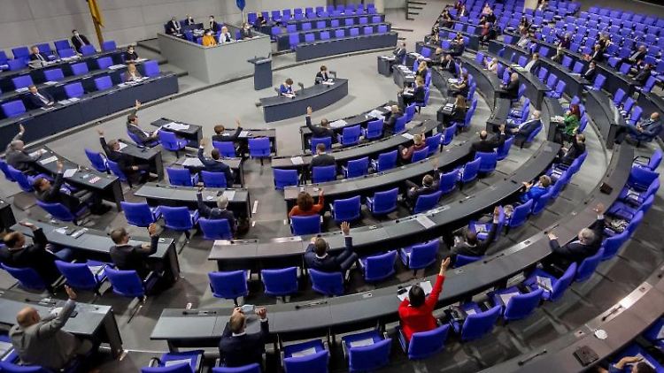 Weibliche Abgeordnete beklagen, in Ausschüssen nicht ernst genommen zu werden oder gar mit Kommentaren zur Kleidung belästigt zu werden. 