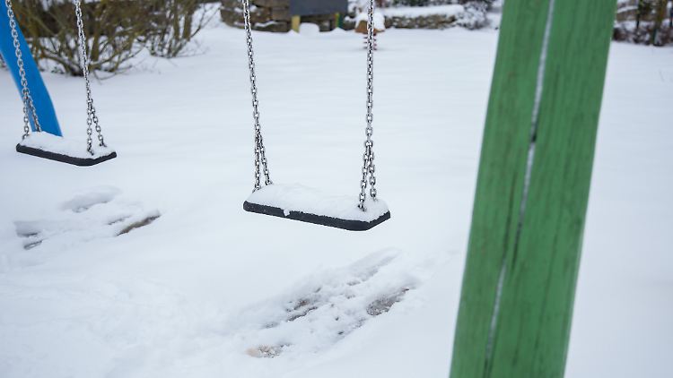 Eine Zeugin findet den gestürzten Radfahrer auf einem Spielplatz. Ermittlungen, ob er erfroren ist, dauern an. 