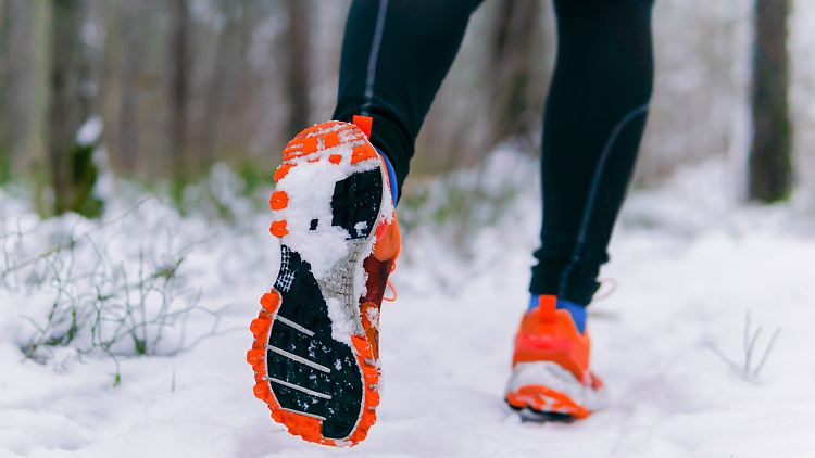 Mit Winterlaufschuhen haben Jogger auch im Schnee Halt.