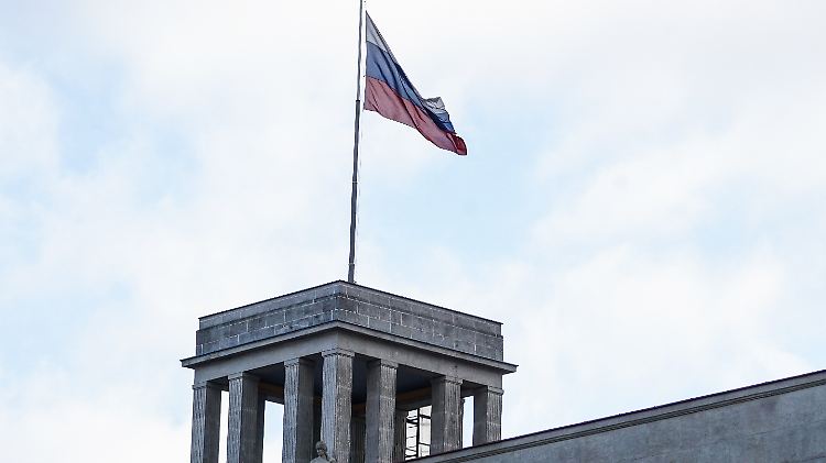 Ein Mitarbeiter der russischen Botschaft in Berlin muss nun das Land verlassen.