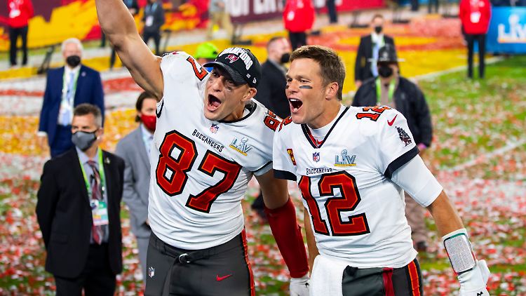 Rob Gronkowski (links) und Tom Brady nach dem Super Bowl 2021.