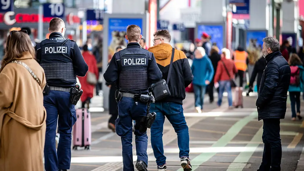 Wo-viele-Menschen-aufeinandertreffen-koennen-Konflikte-entstehen-wie-im-oeffentlichen-Verkehr-Symbolfoto