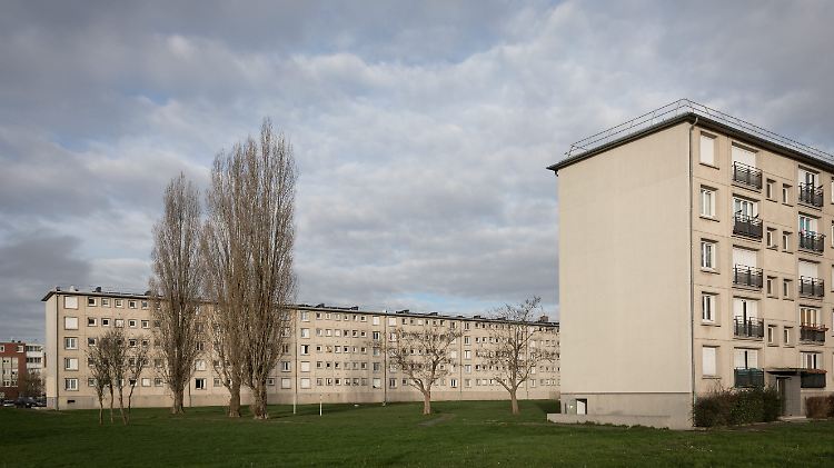 Der Philosophielehrer Lemaire arbeitet in der Pariser Trabantenstadt Trappes.