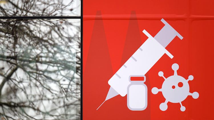 Anfang Februar hat das Kölner Impfzentrum in den Hallen der Kölnmesse eröffnet.