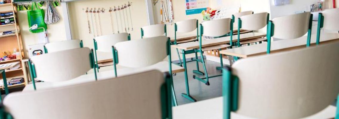 Ein leerer Klassenraum. Foto: Sina Schuldt/dpa/dpa-tmn/Symbolbild