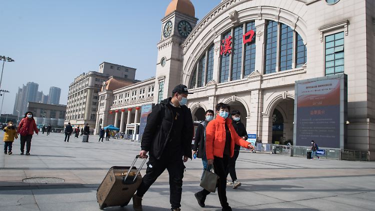 Je weniger Chinesen während der Pandemie zu ihren Familien fahren, desto besser. Dafür werden sie mit Gutscheinen belohnt. Das Angebot zeigt bereits Wirkung.
