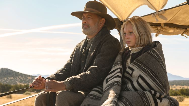 Der Captain (Tom Hanks) und das Waisenkind Johanna (Helena Zengel) kommen sich auf ihrer Reise näher.