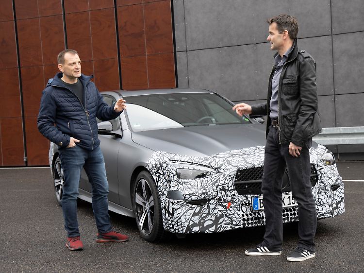 Der Autor im Gespräch mit dem Leiter Gesamtfahrzeugversuch Mercedes-Benz C-Klasse, Christof Kühner (v.l.).