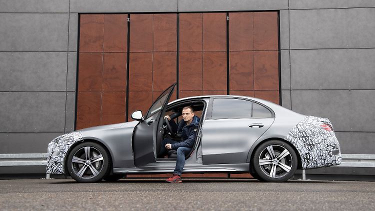 Noch nicht einmal der Vorstand ist zur Abnahmefahrt in die neue Mercedes C-Klasse gestiegen, da durfte ntv.de schon mal eine Runde drehen.