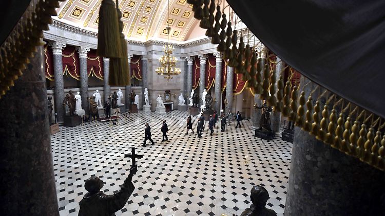 Die Anklageführer durchqueren die Rotunde des Kapitols zum Sitzungssaal des US-Senats: Das zweite Impeachment gegen Ex-Präsident Trump hat begonnen.