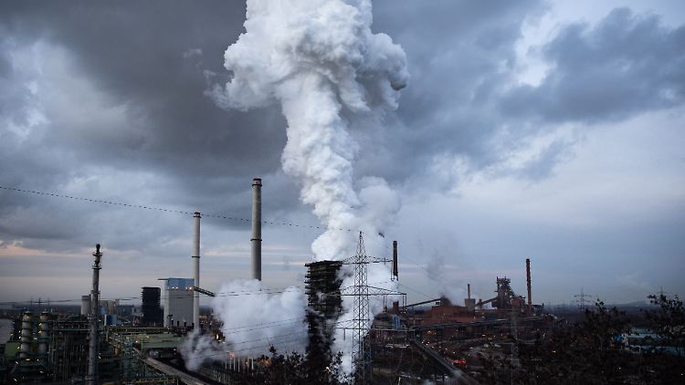 Die Geschäfte im zum Verkauf gestellten Stahlbereich ziehen bei Thyssenkrupp an.