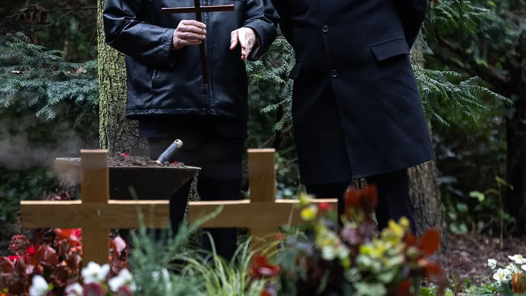 Nach-einem-Sturz-auf-einem-Friedhof-hat-eine-Frau-Schmerzensgeld-gefordert