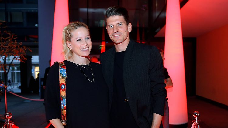 Mario Gomez und seine Ehefrau Carina sind wieder Eltern geworden.