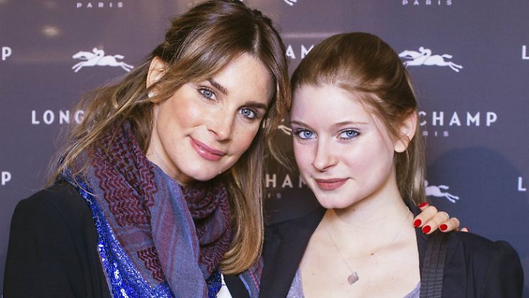 Zeigen sich gemeinsam im "Playboy": Claudelle Deckert (l.) und ihre Tochter Romy.