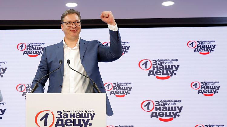 Der rechtspopulistische serbische Präsident Vučić präsentiert sich als Held in der Corona-Krise.